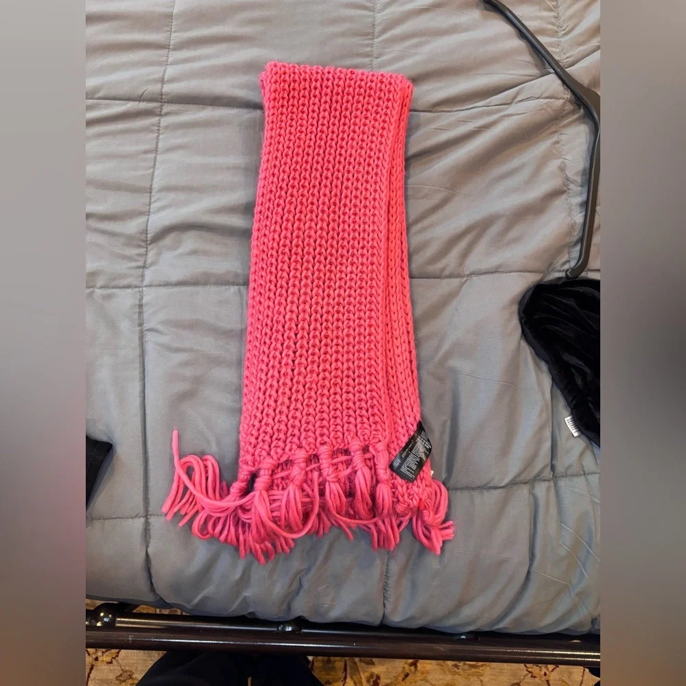 Coral Chunky Knit Fringe Scarf – One Size